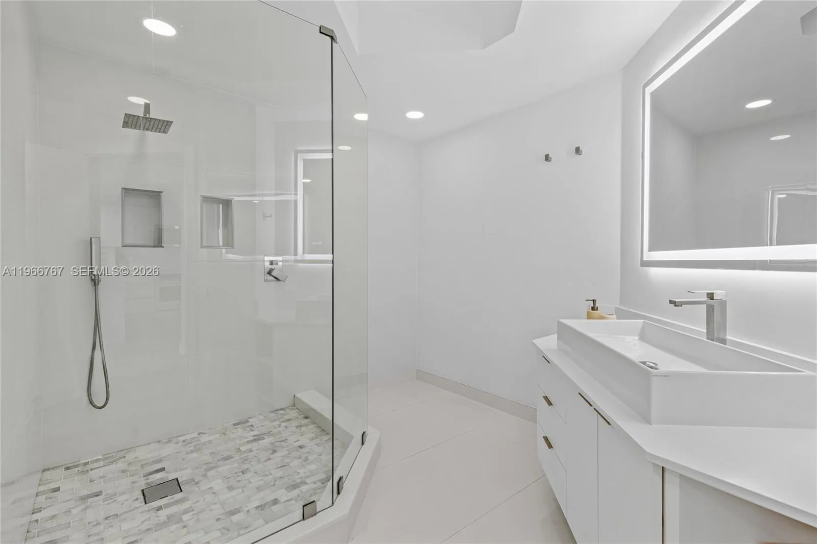 10 Venetian Way 501, Miami Beach, Florida 33139, Miami Beach, Florida 33139, 2 Bedrooms Bedrooms, ,2 BathroomsBathrooms,Residential,For Sale,10 Venetian Way 501, Miami Beach, Florida 33139,A11966767