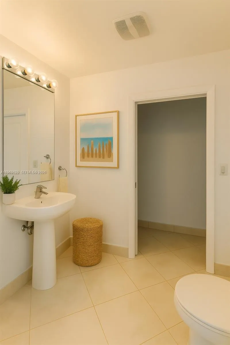 Guest bath. Ai staged