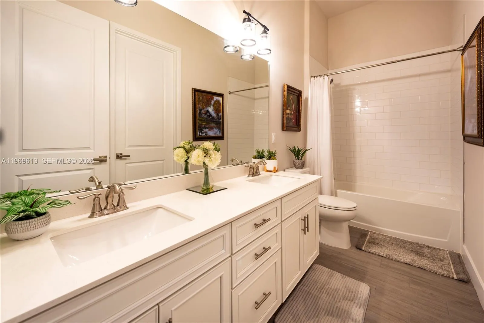 Hall Bath with Tub and Shower, Dual \r\nSinks