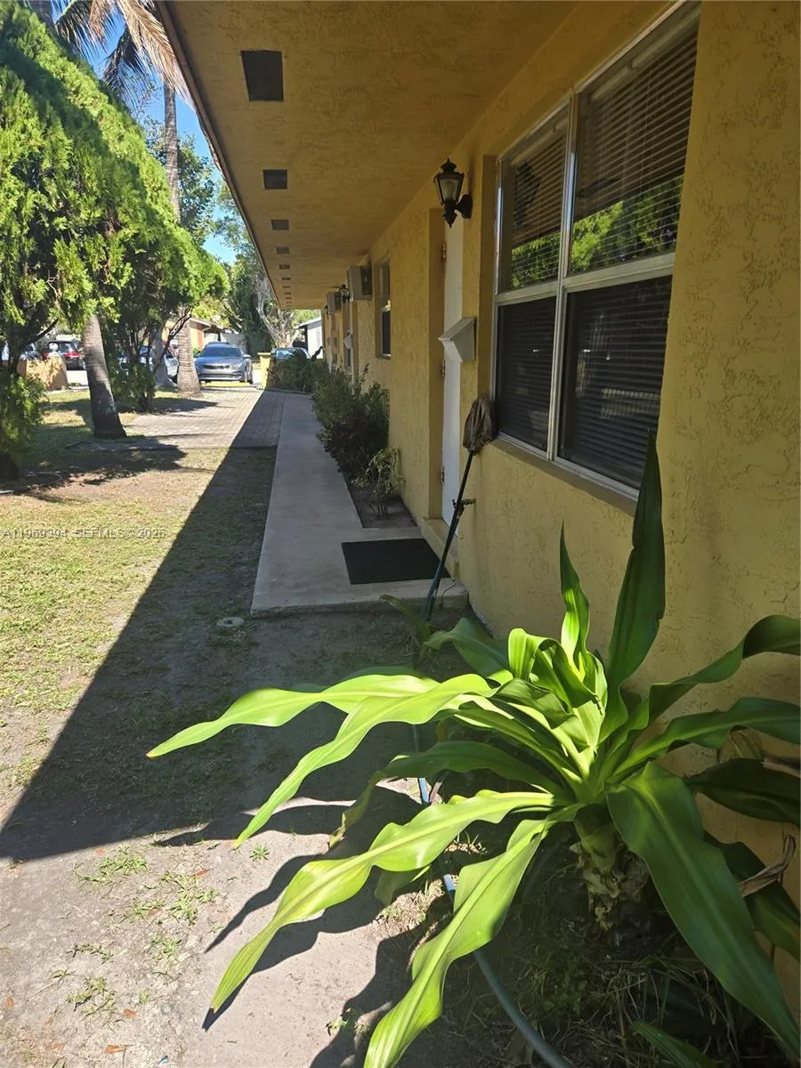 208 Sw 1st Ct, Pompano Beach, Florida 33060, Pompano Beach, Florida 33060, ,Residential Income,For Sale,208 Sw 1st Ct, Pompano Beach, Florida 33060,A11969394