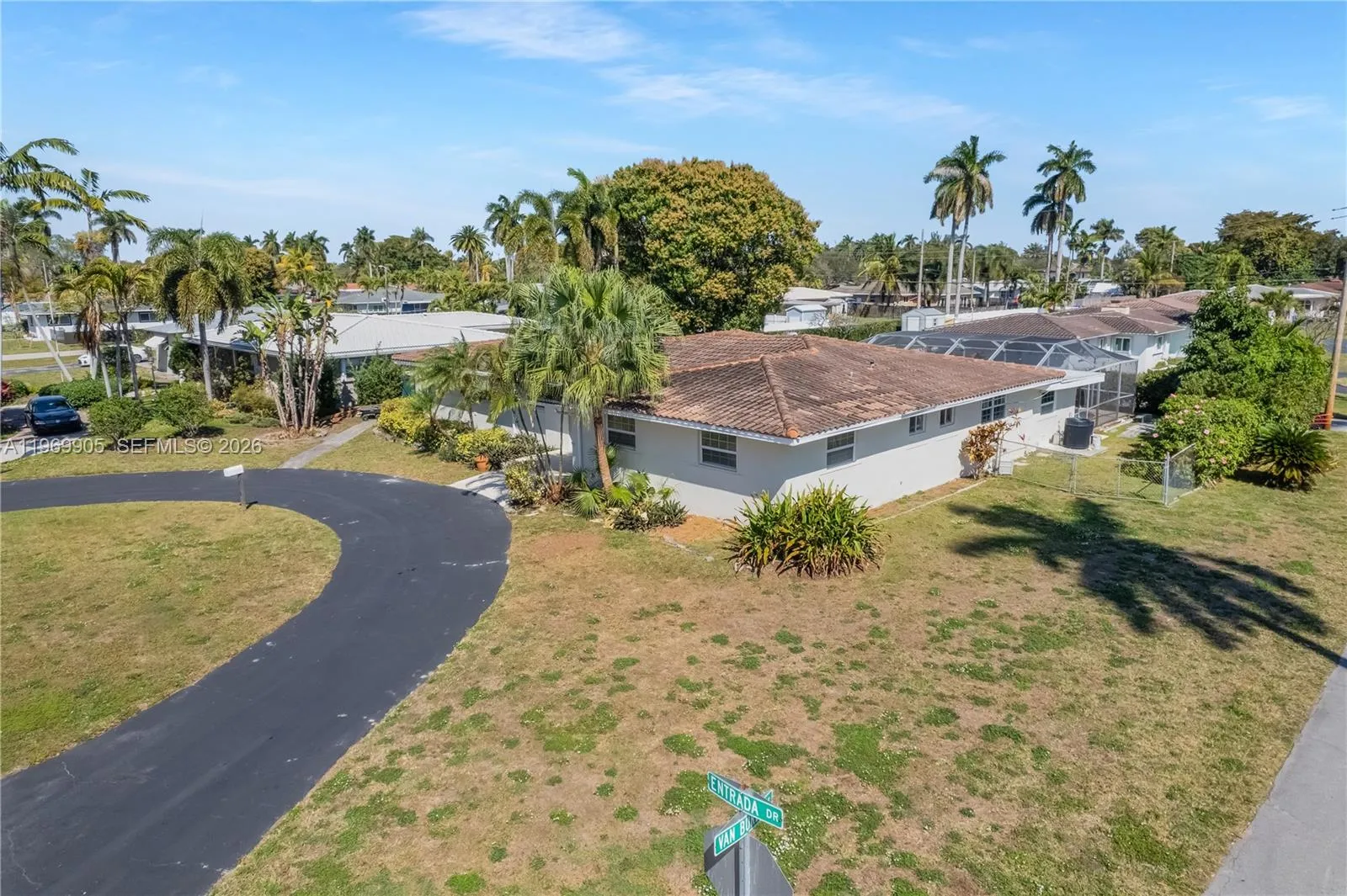 215 Entrada Dr 1, Hollywood, Florida 33021, Hollywood, Florida 33021, 4 Bedrooms Bedrooms, ,3 BathroomsBathrooms,Residential Lease,For Rent,215 Entrada Dr 1, Hollywood, Florida 33021,A11969905