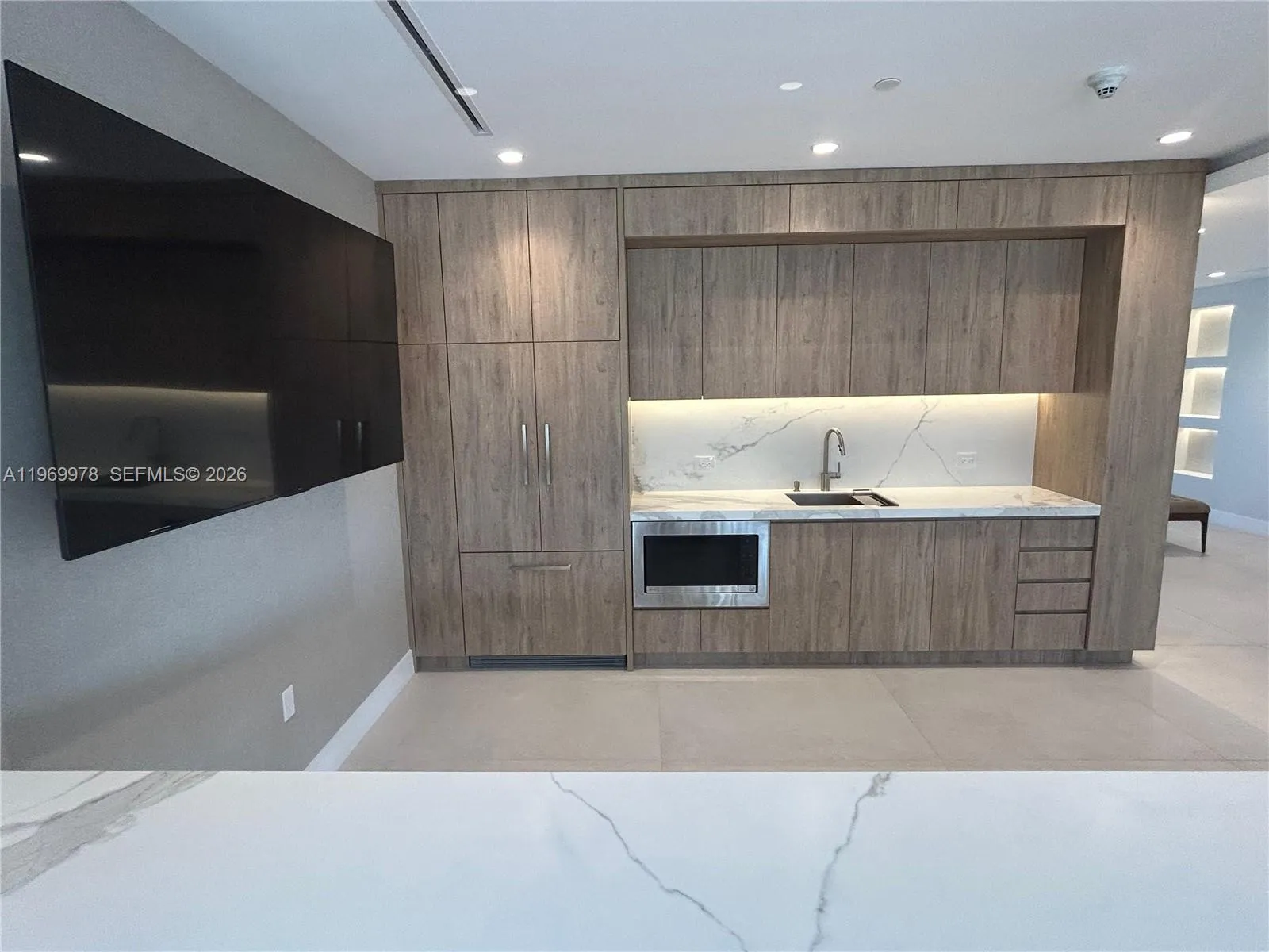 801 N Venetian Dr 802, Miami, Florida 33139, Miami, Florida 33139, 2 Bedrooms Bedrooms, ,2 BathroomsBathrooms,Residential Lease,For Rent,801 N Venetian Dr 802, Miami, Florida 33139,A11969978