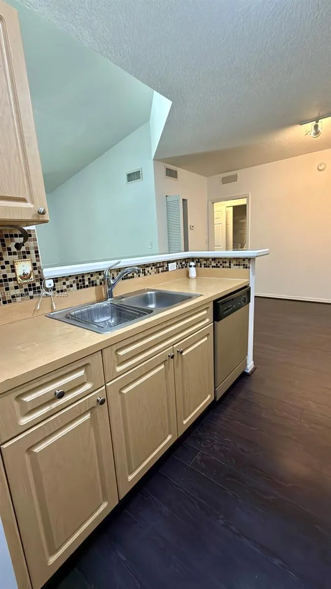 6831 Sw 44th St 302, Miami, Florida 33155, Miami, Florida 33155, 1 Bedroom Bedrooms, ,1 BathroomBathrooms,Residential Lease,For Rent,6831 Sw 44th St 302, Miami, Florida 33155,A11969766