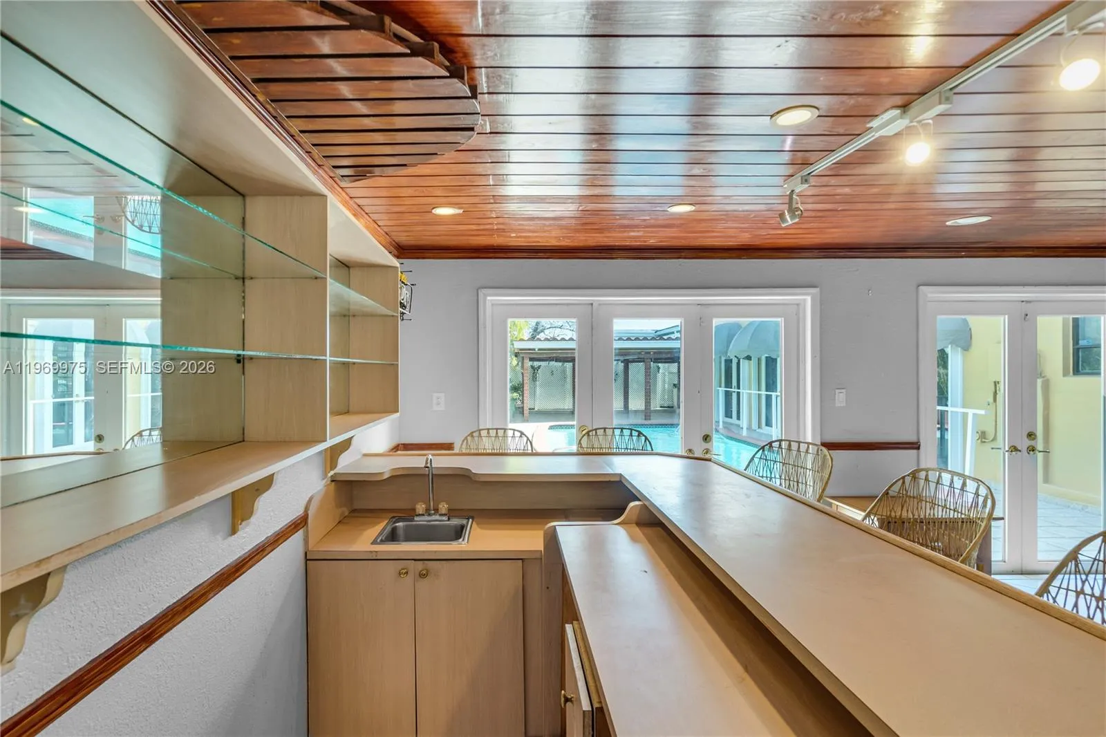 Built-in bar with sink.