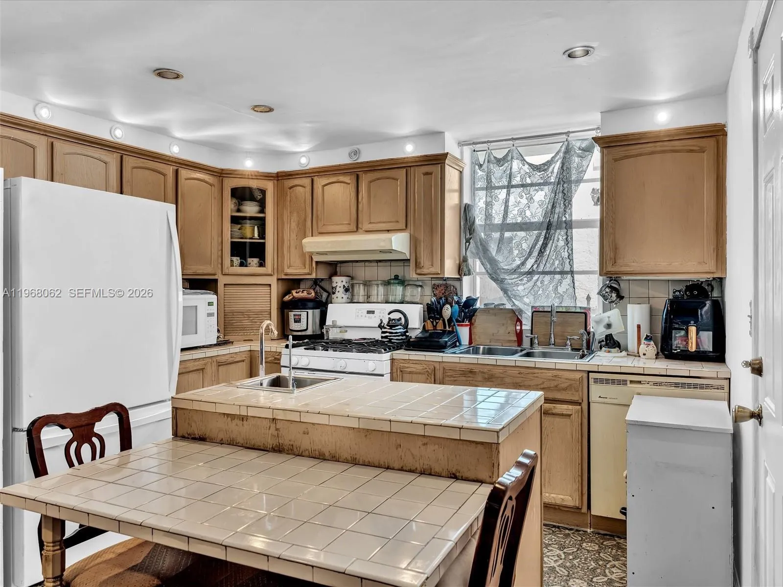 503 12th St 5, Miami Beach, Florida 33139, Miami Beach, Florida 33139, 2 Bedrooms Bedrooms, ,2 BathroomsBathrooms,Residential,For Sale,503 12th St 5, Miami Beach, Florida 33139,A11968062