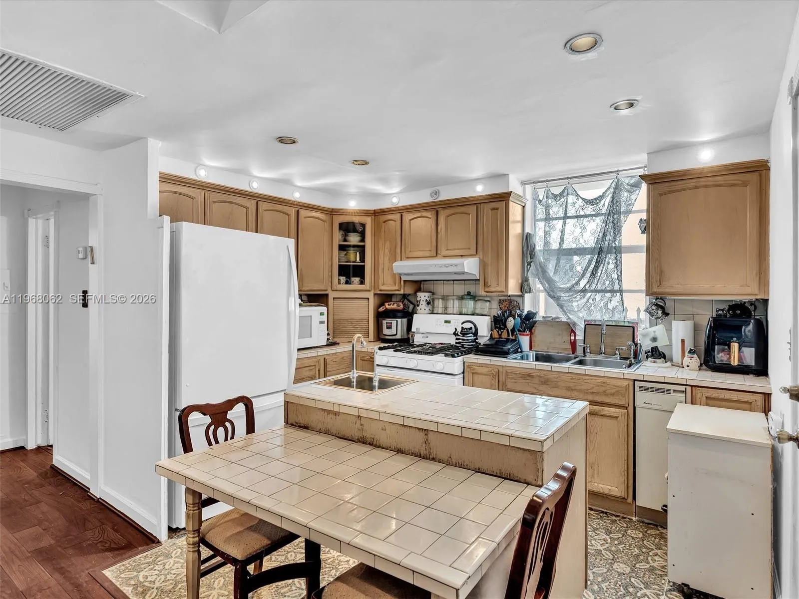 503 12th St 5, Miami Beach, Florida 33139, Miami Beach, Florida 33139, 2 Bedrooms Bedrooms, ,2 BathroomsBathrooms,Residential,For Sale,503 12th St 5, Miami Beach, Florida 33139,A11968062