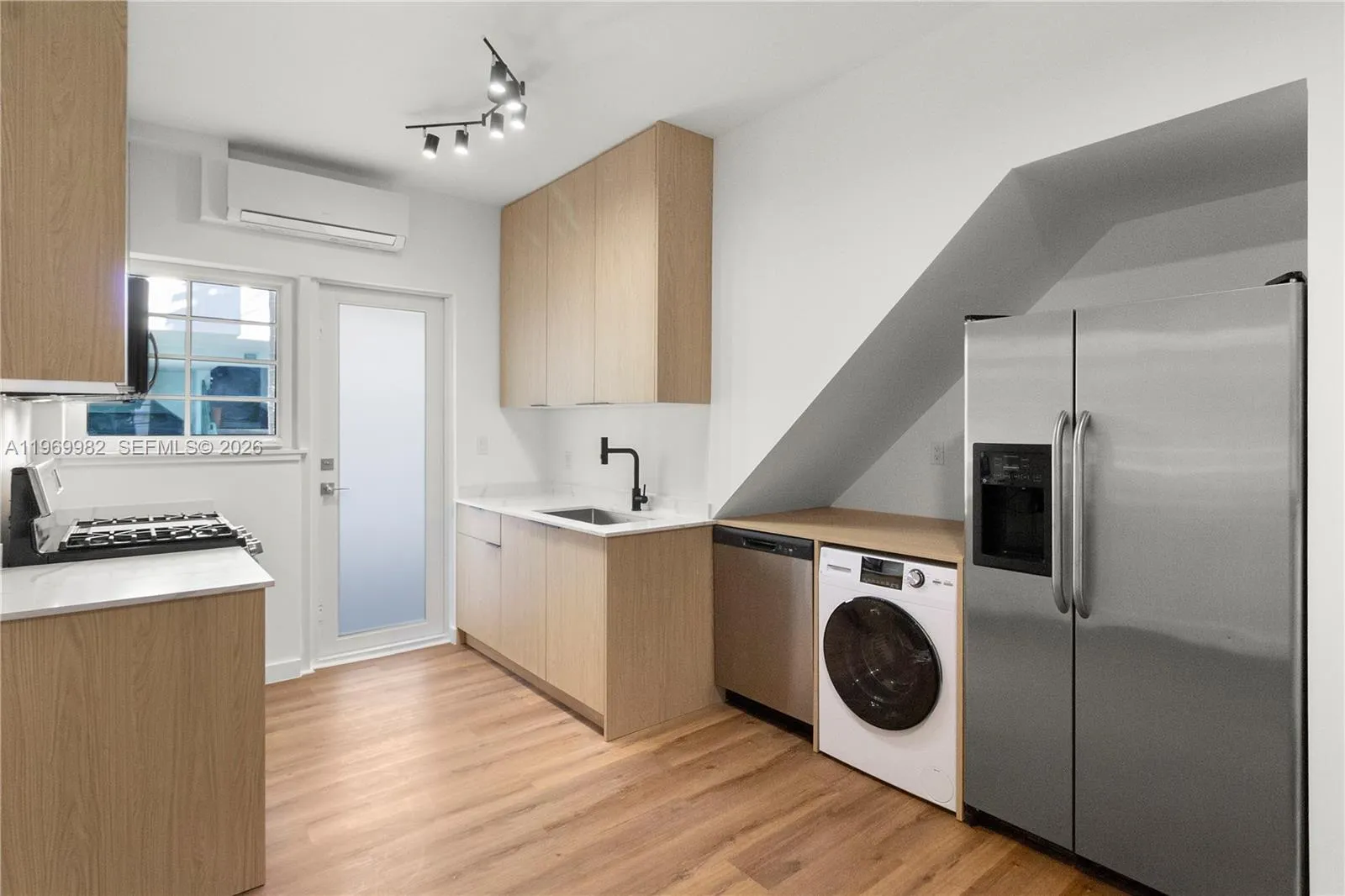 Washer/dryer in the unit