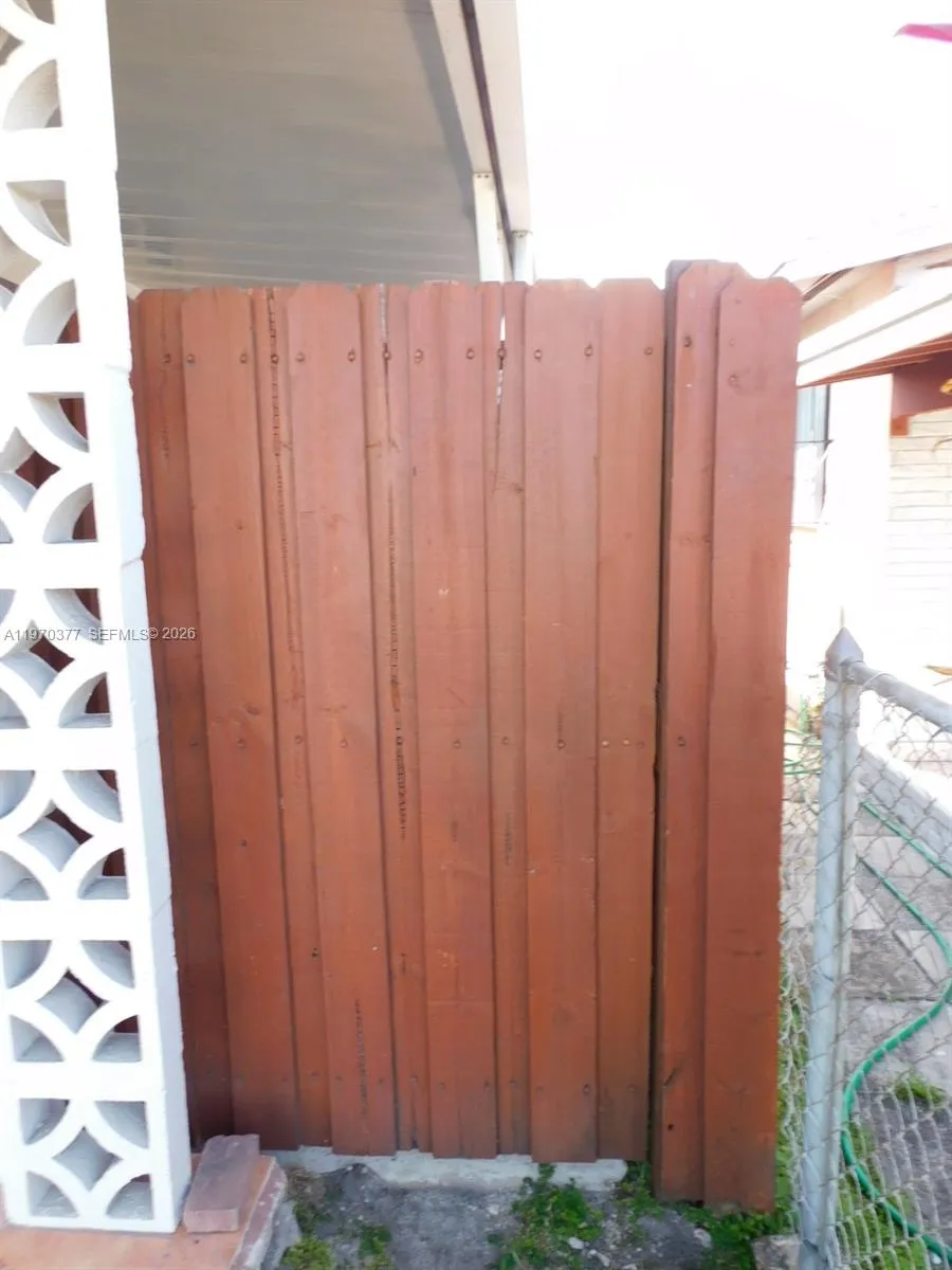 Access to side/back patio.