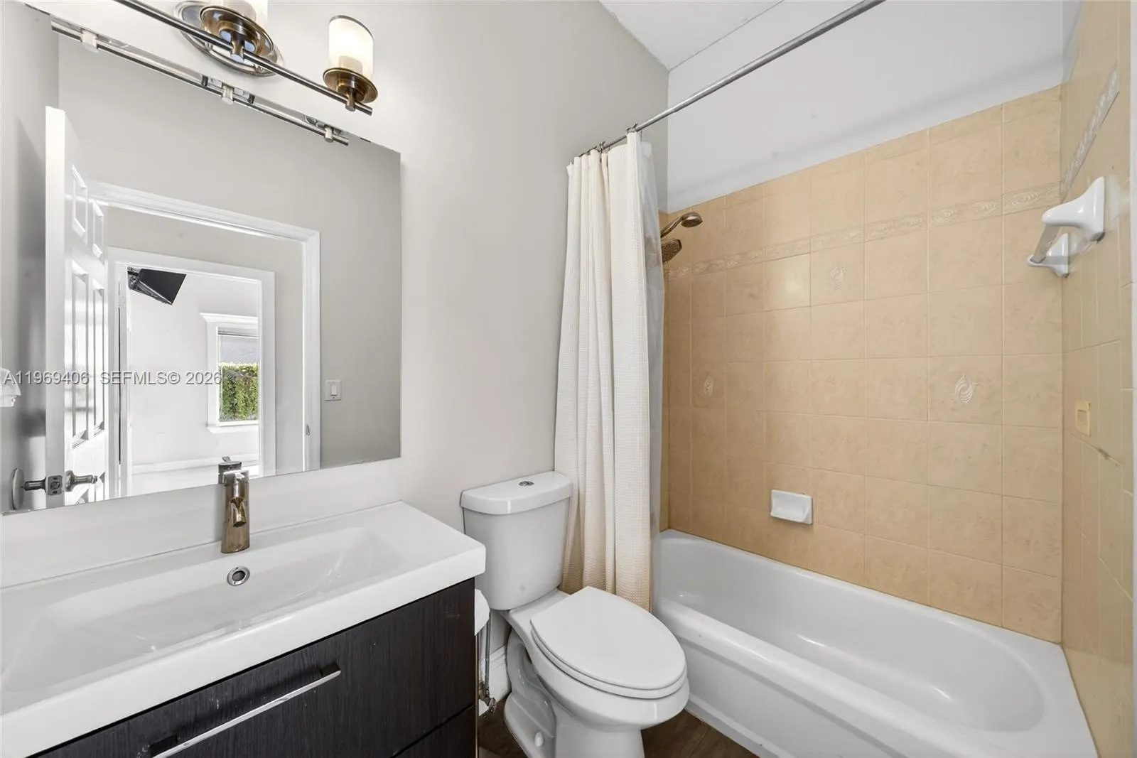Guest Bathroom w/ tub