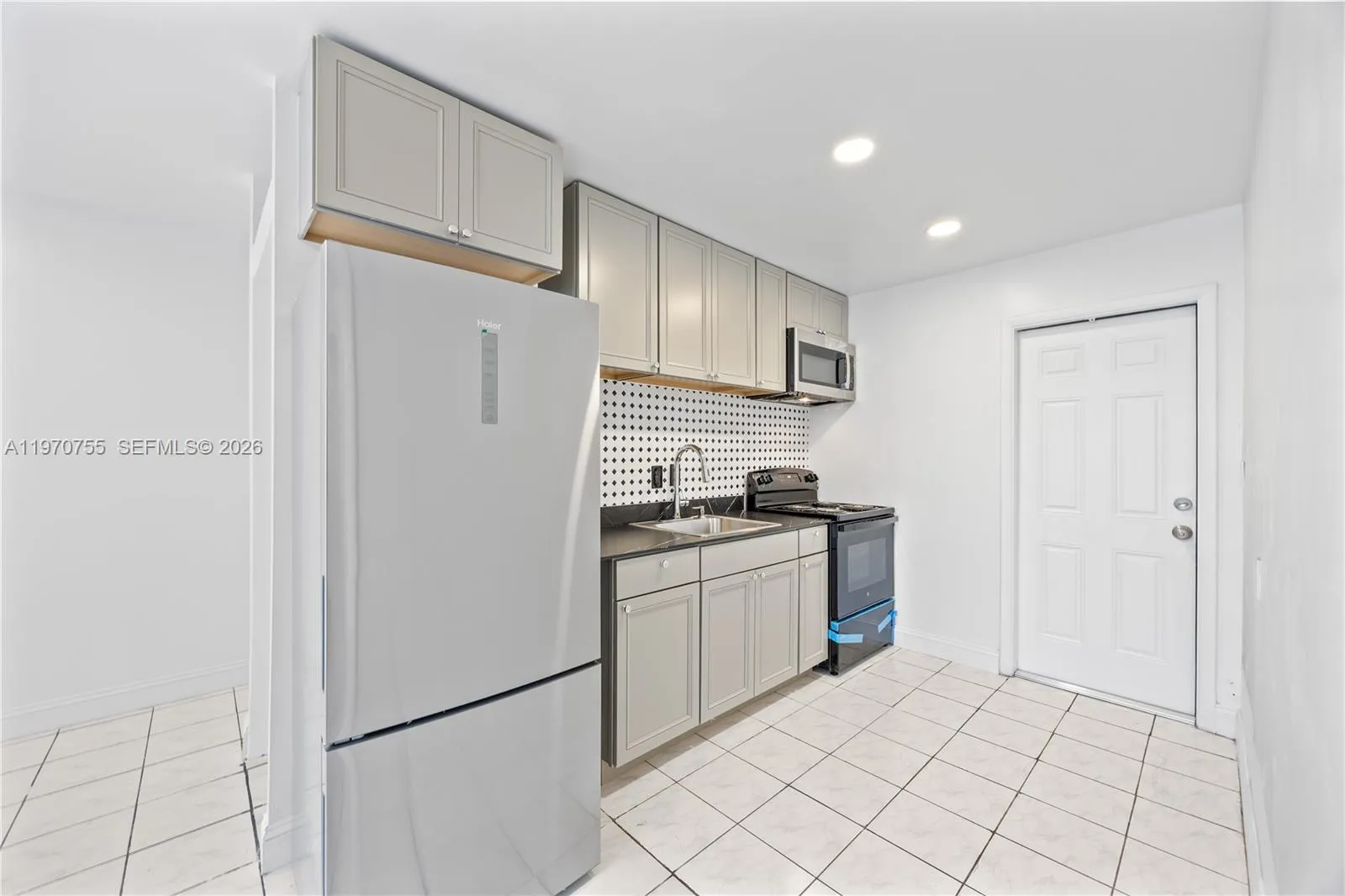 411 Se 3rd Ave 2, Hallandale Beach, Florida 33009, Hallandale Beach, Florida 33009, 1 Bedroom Bedrooms, ,1 BathroomBathrooms,Residential Lease,For Rent,411 Se 3rd Ave 2, Hallandale Beach, Florida 33009,A11970755