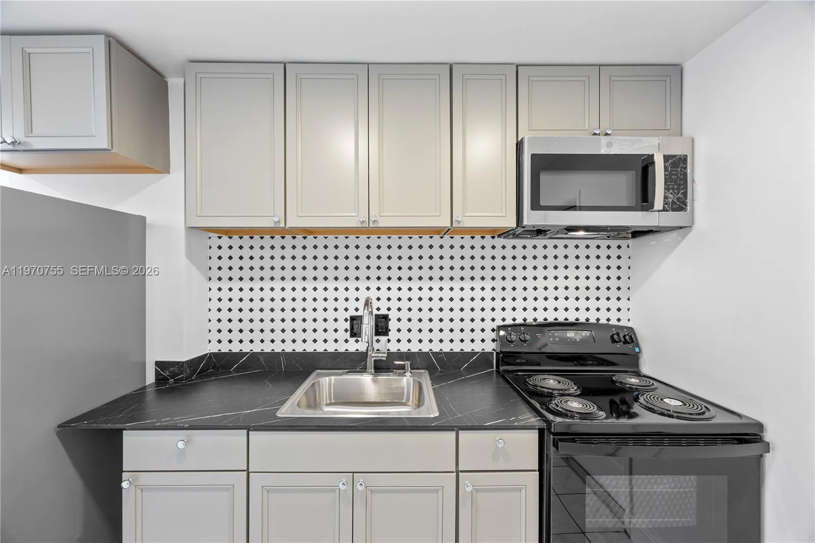 411 Se 3rd Ave 2, Hallandale Beach, Florida 33009, Hallandale Beach, Florida 33009, 1 Bedroom Bedrooms, ,1 BathroomBathrooms,Residential Lease,For Rent,411 Se 3rd Ave 2, Hallandale Beach, Florida 33009,A11970755