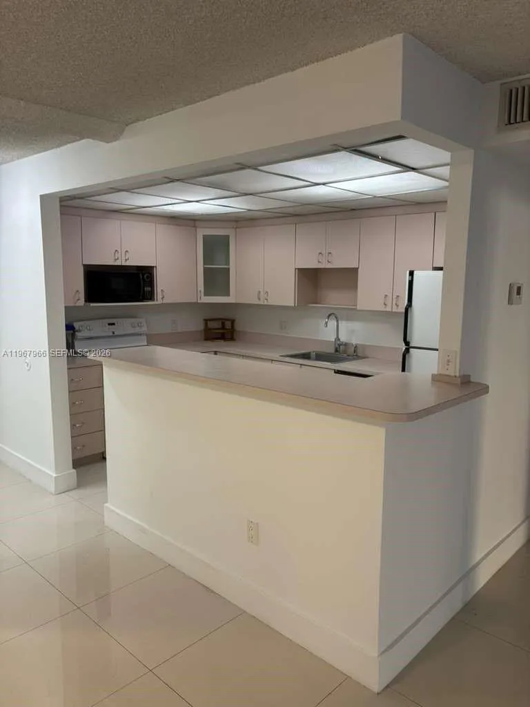 150 Se 25th Rd 4e, Miami, Florida 33129, Miami, Florida 33129, 1 Bedroom Bedrooms, ,1 BathroomBathrooms,Residential Lease,For Rent,150 Se 25th Rd 4e, Miami, Florida 33129,A11967966