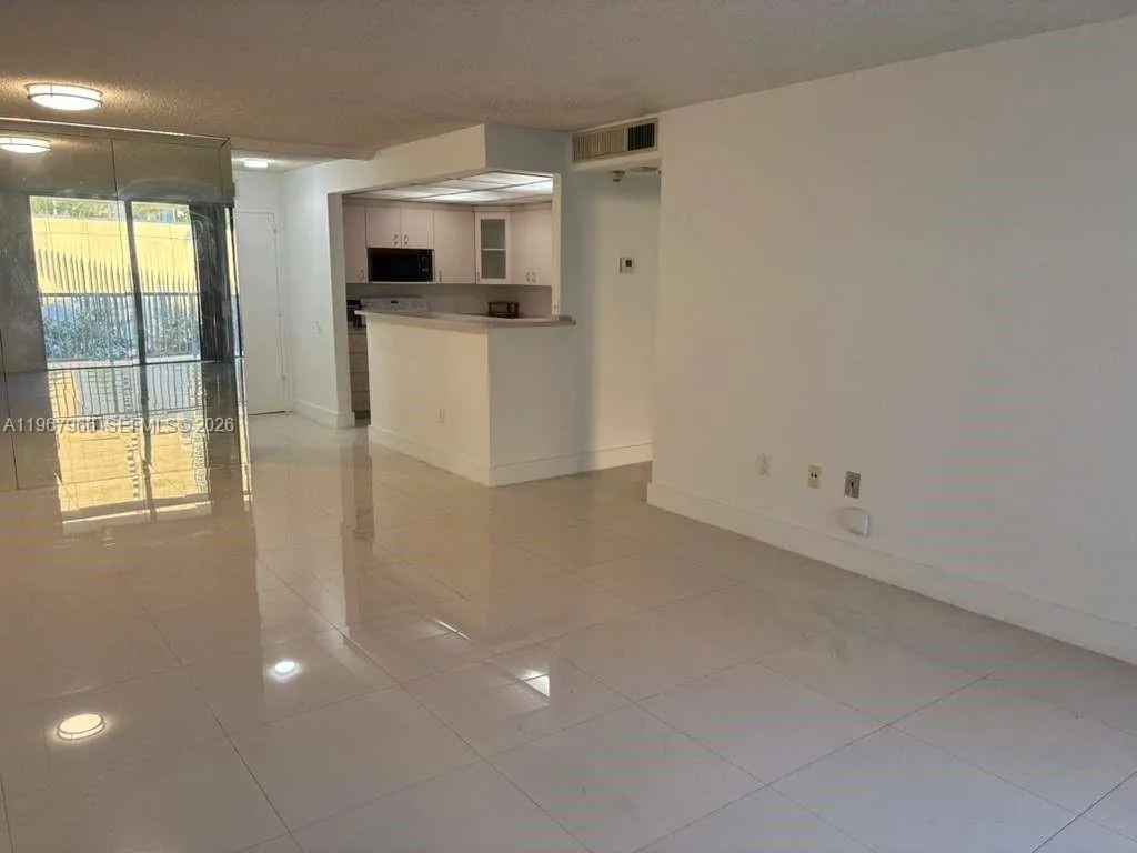 150 Se 25th Rd 4e, Miami, Florida 33129, Miami, Florida 33129, 1 Bedroom Bedrooms, ,1 BathroomBathrooms,Residential Lease,For Rent,150 Se 25th Rd 4e, Miami, Florida 33129,A11967966