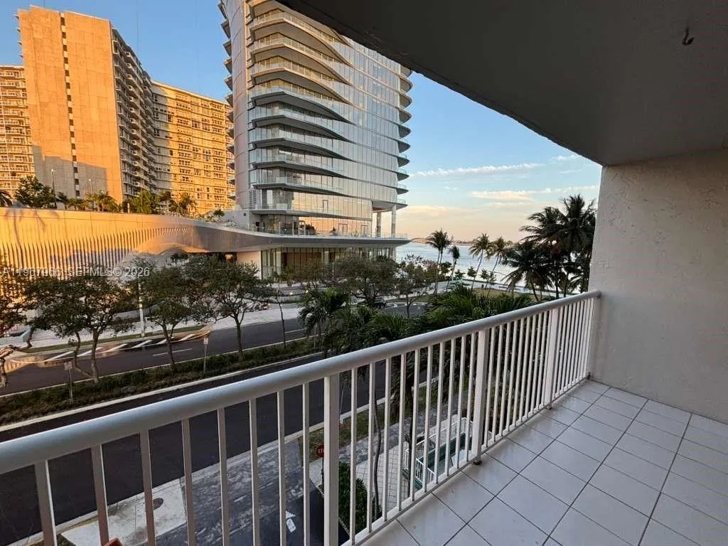 150 Se 25th Rd 4e, Miami, Florida 33129, Miami, Florida 33129, 1 Bedroom Bedrooms, ,1 BathroomBathrooms,Residential Lease,For Rent,150 Se 25th Rd 4e, Miami, Florida 33129,A11967966