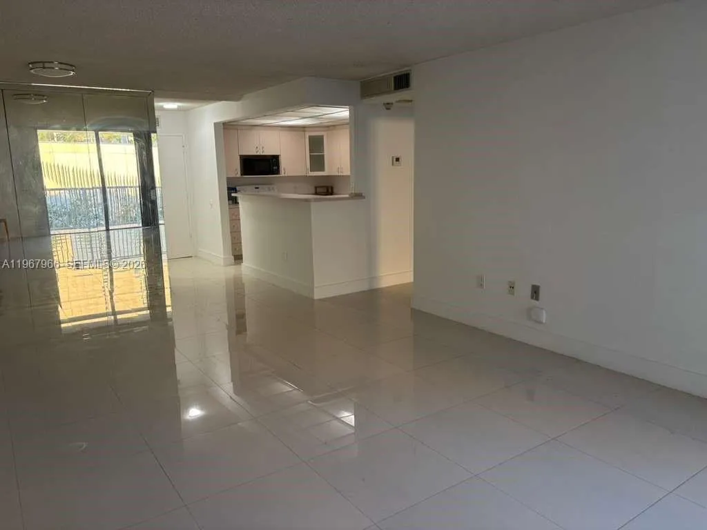 150 Se 25th Rd 4e, Miami, Florida 33129, Miami, Florida 33129, 1 Bedroom Bedrooms, ,1 BathroomBathrooms,Residential Lease,For Rent,150 Se 25th Rd 4e, Miami, Florida 33129,A11967966