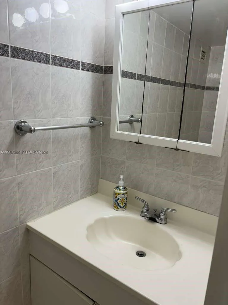 150 Se 25th Rd 4e, Miami, Florida 33129, Miami, Florida 33129, 1 Bedroom Bedrooms, ,1 BathroomBathrooms,Residential Lease,For Rent,150 Se 25th Rd 4e, Miami, Florida 33129,A11967966
