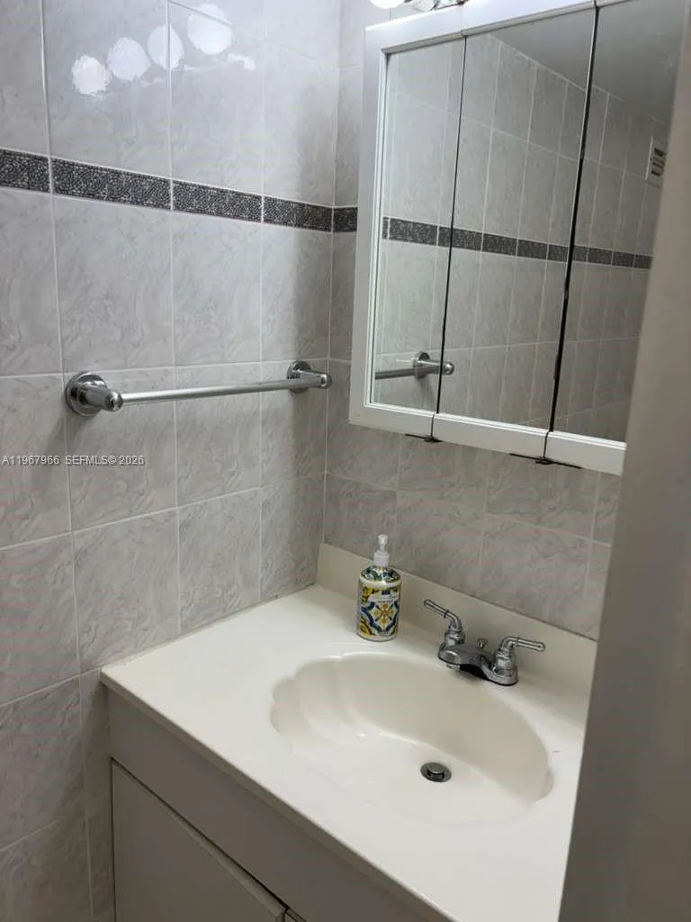 150 Se 25th Rd 4e, Miami, Florida 33129, Miami, Florida 33129, 1 Bedroom Bedrooms, ,1 BathroomBathrooms,Residential Lease,For Rent,150 Se 25th Rd 4e, Miami, Florida 33129,A11967966