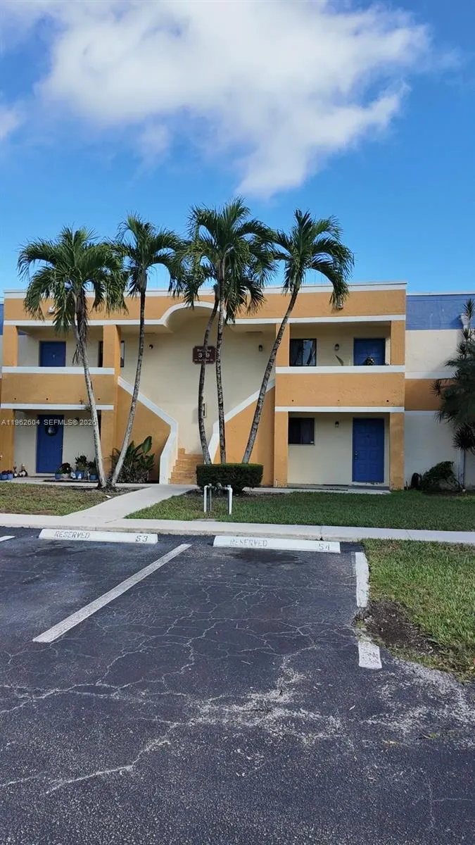 177 Lakeview Dr 103, Weston, Florida 33326, Weston, Florida 33326, 2 Bedrooms Bedrooms, ,2 BathroomsBathrooms,Residential Lease,For Rent,177 Lakeview Dr 103, Weston, Florida 33326,A11962604