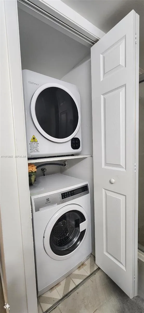 327 Lakeview Dr 103, Weston, Florida 33326, Weston, Florida 33326, 2 Bedrooms Bedrooms, ,2 BathroomsBathrooms,Residential,For Sale,327 Lakeview Dr 103, Weston, Florida 33326,A11970652