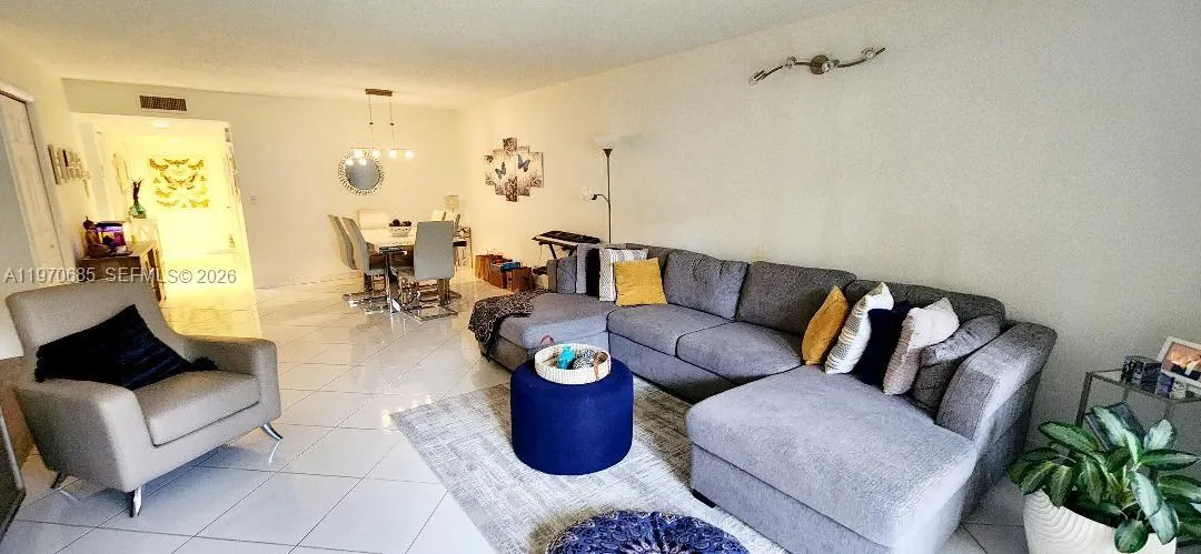 327 Lakeview Dr 103, Weston, Florida 33326, Weston, Florida 33326, 2 Bedrooms Bedrooms, ,2 BathroomsBathrooms,Residential Lease,For Rent,327 Lakeview Dr 103, Weston, Florida 33326,A11970685