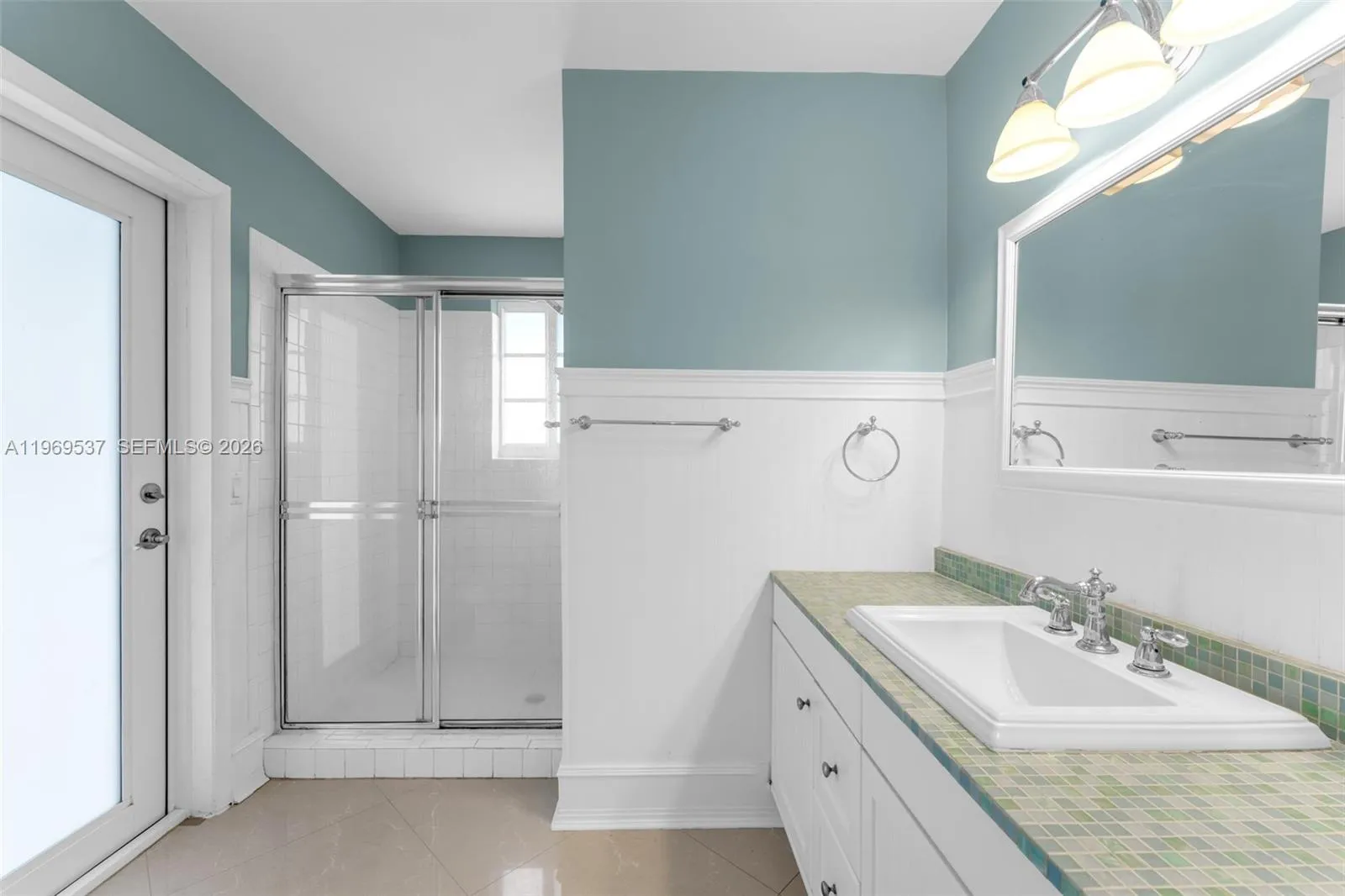 Shared bathroom with bedroom 3 and 4