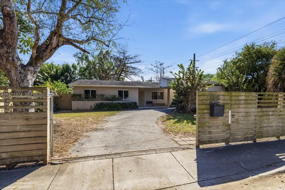 6140 Sw 62nd St, South Miami, Florida 33143, South Miami, Florida 33143, 3 Bedrooms Bedrooms, ,2 BathroomsBathrooms,Residential,For Sale,6140 Sw 62nd St, South Miami, Florida 33143,A11971374