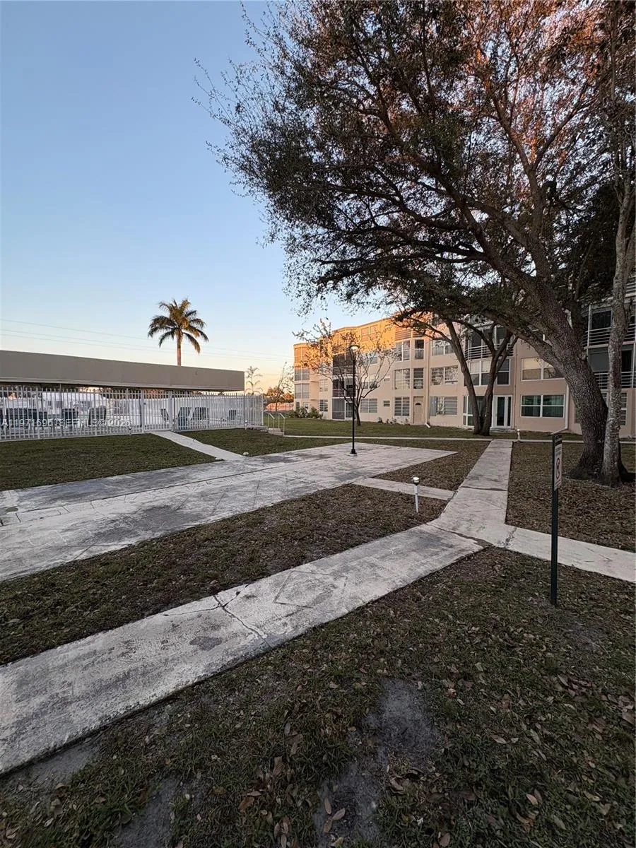 1401 Ne 191st St D204, Miami, Florida 33179, Miami, Florida 33179, 2 Bedrooms Bedrooms, ,2 BathroomsBathrooms,Residential,For Sale,1401 Ne 191st St D204, Miami, Florida 33179,A11971696