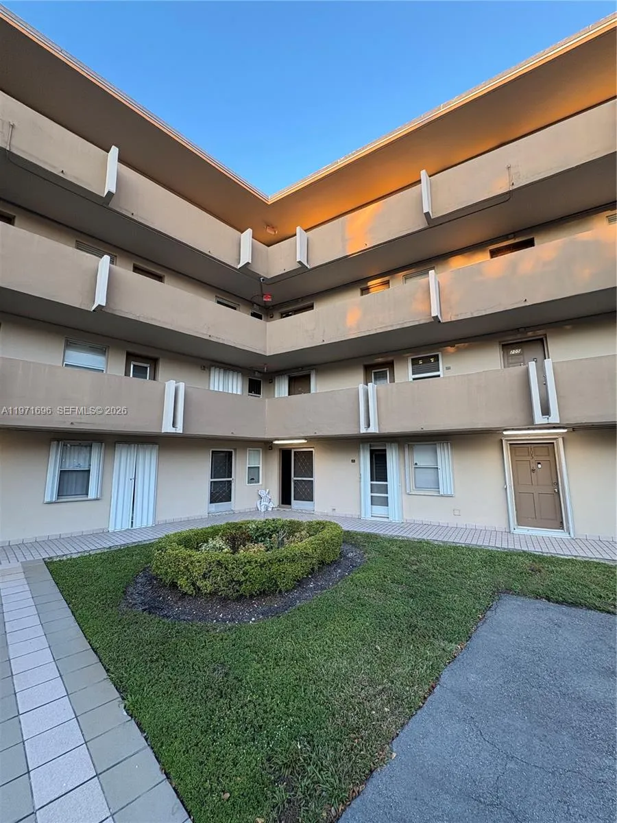 1401 Ne 191st St D204, Miami, Florida 33179, Miami, Florida 33179, 2 Bedrooms Bedrooms, ,2 BathroomsBathrooms,Residential,For Sale,1401 Ne 191st St D204, Miami, Florida 33179,A11971696