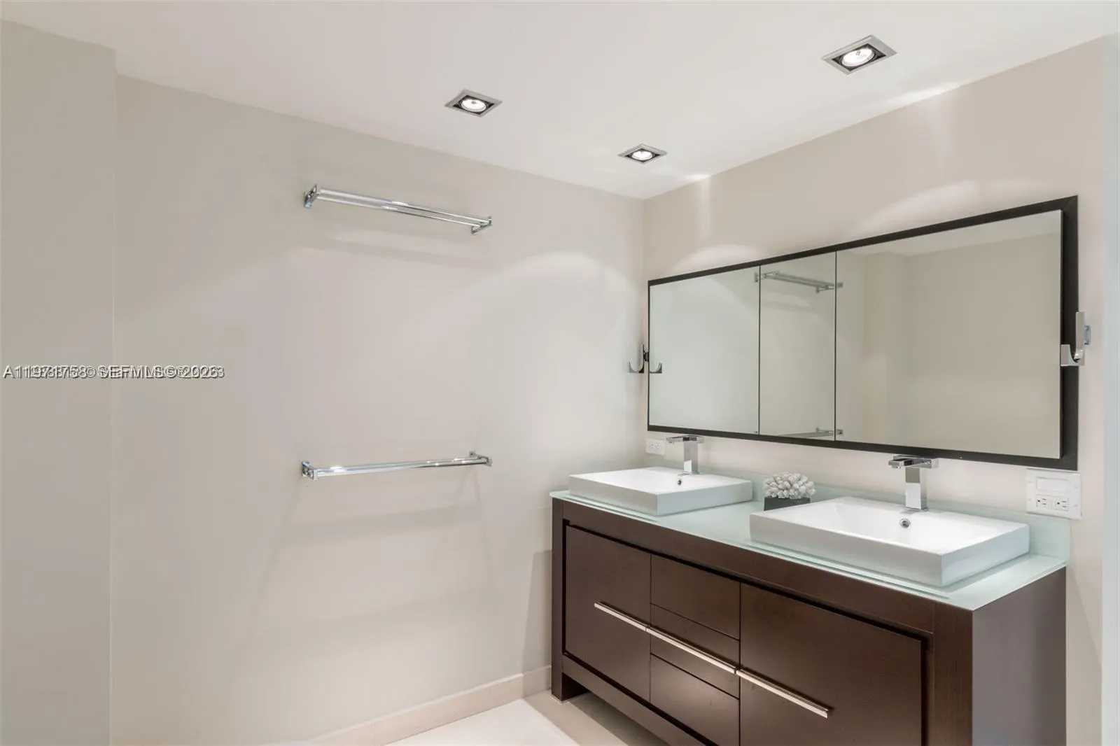 2951 S Bayshore Dr 1008, Miami, Florida 33133, Miami, Florida 33133, 2 Bedrooms Bedrooms, ,2 BathroomsBathrooms,Residential,For Sale,2951 S Bayshore Dr 1008, Miami, Florida 33133,A11971758