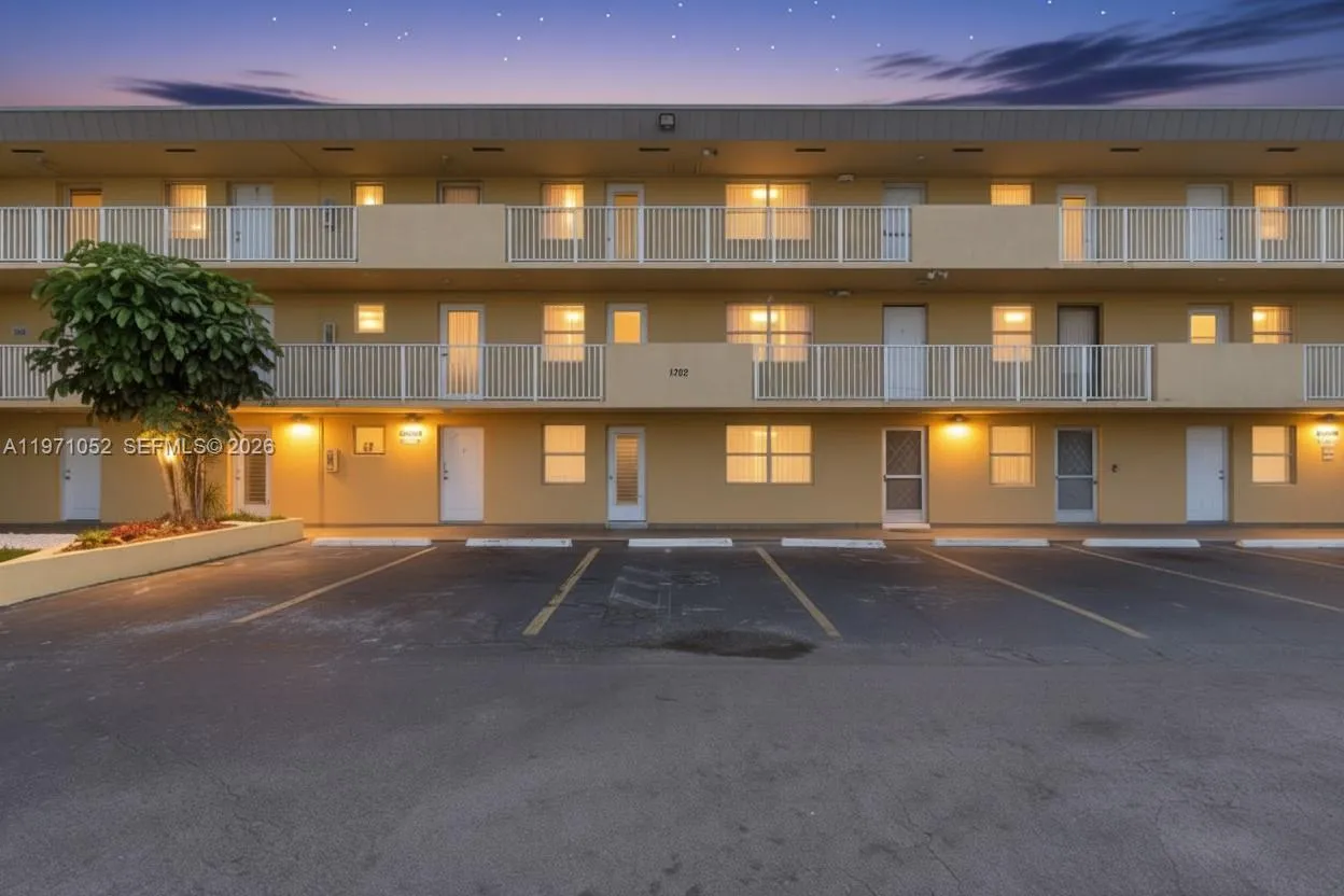 1302 Ne 191st St A221, Miami, Florida 33179, Miami, Florida 33179, 2 Bedrooms Bedrooms, ,2 BathroomsBathrooms,Residential,For Sale,1302 Ne 191st St A221, Miami, Florida 33179,A11971052