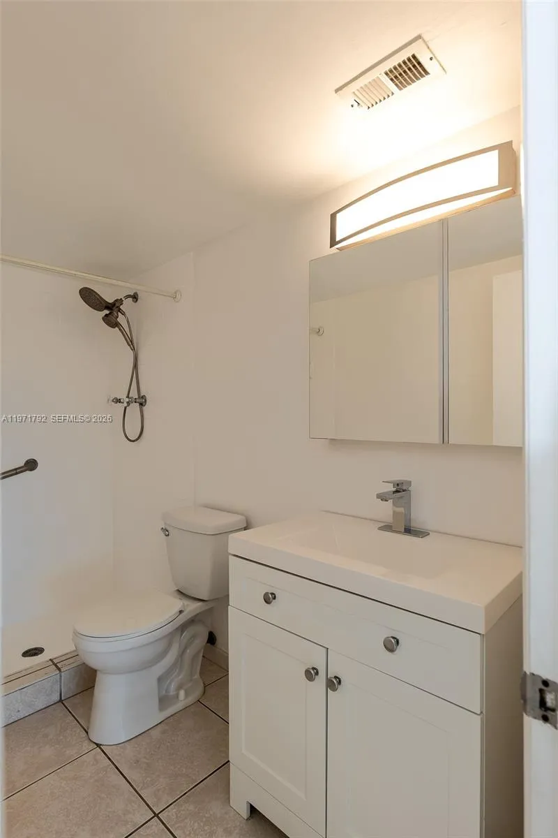 8421 Nw 8th St 203, Miami, Florida 33126, Miami, Florida 33126, 2 Bedrooms Bedrooms, ,2 BathroomsBathrooms,Residential Lease,For Rent,8421 Nw 8th St 203, Miami, Florida 33126,A11971792