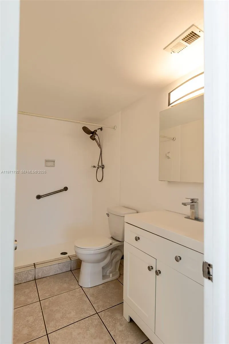 8421 Nw 8th St 203, Miami, Florida 33126, Miami, Florida 33126, 2 Bedrooms Bedrooms, ,2 BathroomsBathrooms,Residential Lease,For Rent,8421 Nw 8th St 203, Miami, Florida 33126,A11971792