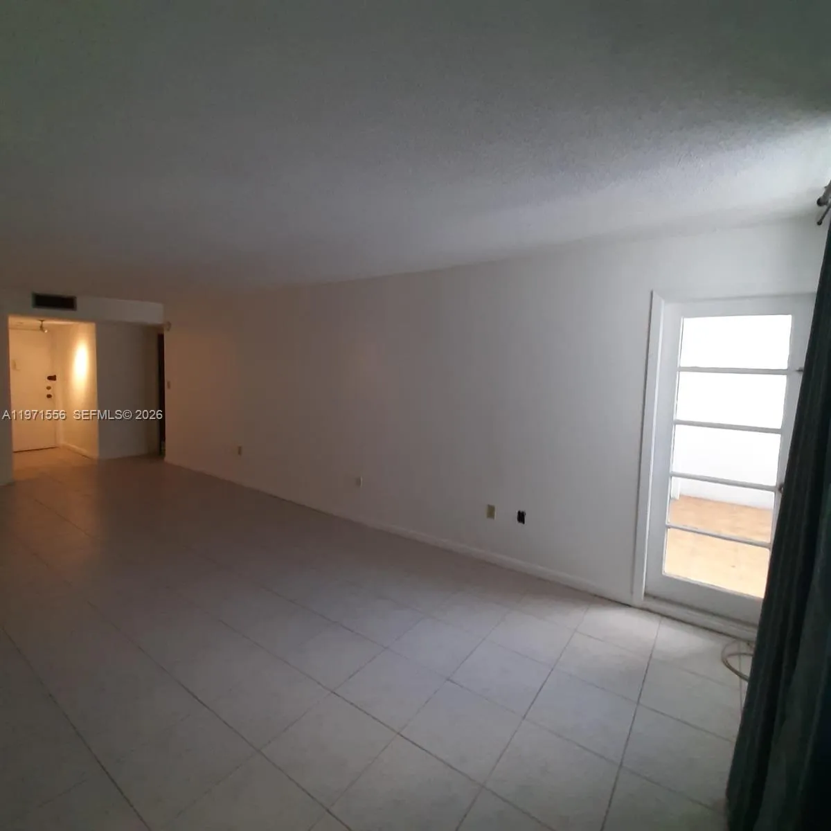 HUGE AND BRIGTH LIVIGN DINING ROOM