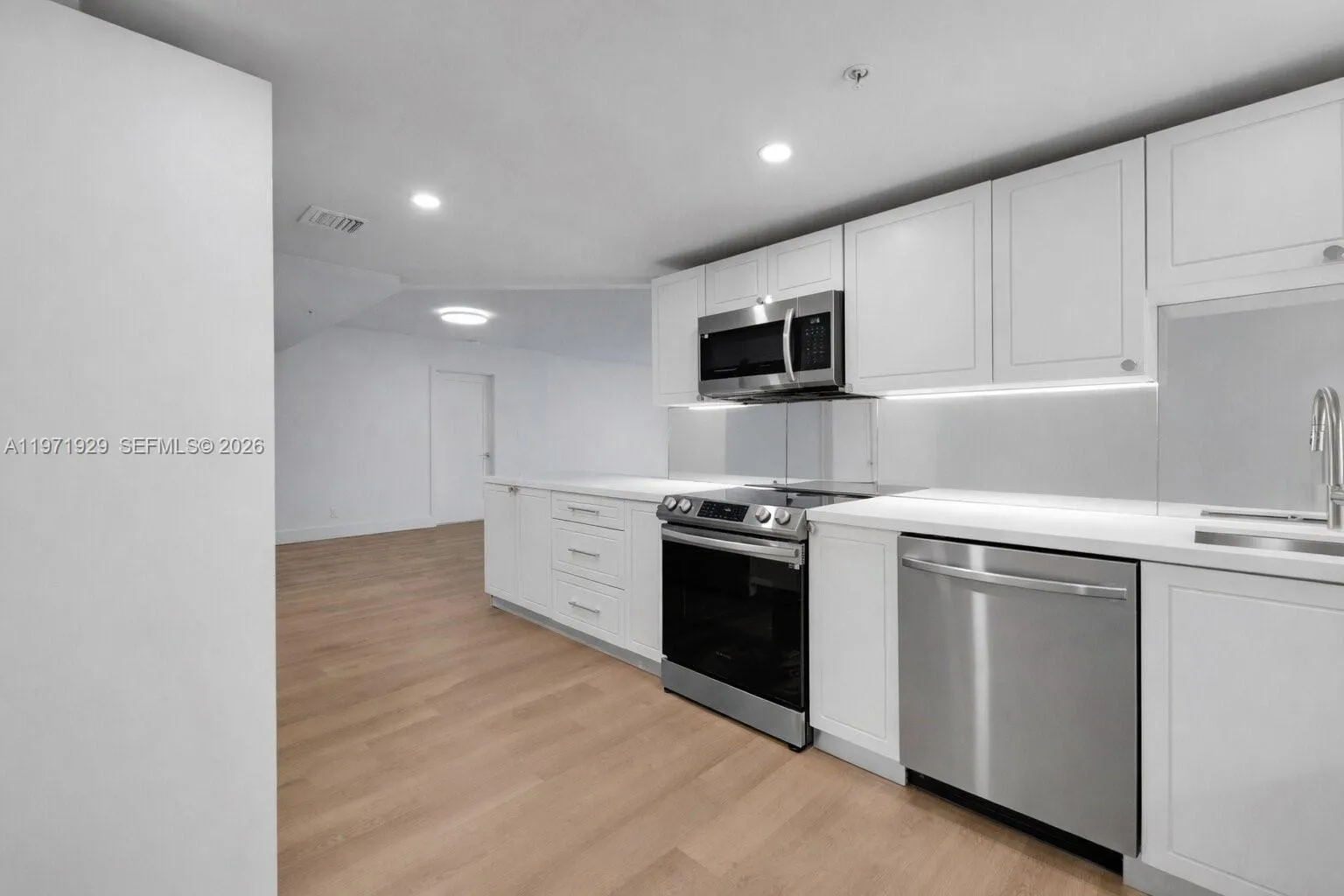 555 Ne 34th St 1004, Miami, Florida 33137, Miami, Florida 33137, 2 Bedrooms Bedrooms, ,2 BathroomsBathrooms,Residential Lease,For Rent,555 Ne 34th St 1004, Miami, Florida 33137,A11971929