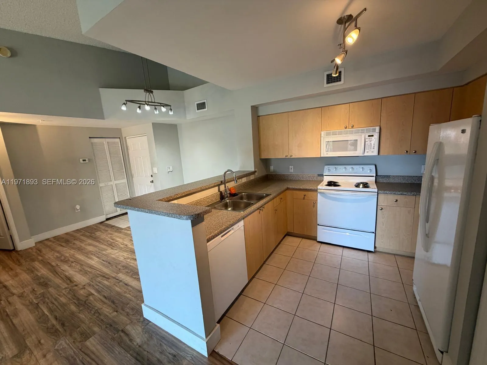 7930 N Nob Hill Rd 304, Tamarac, Florida 33321, Tamarac, Florida 33321, 2 Bedrooms Bedrooms, ,2 BathroomsBathrooms,Residential Lease,For Rent,7930 N Nob Hill Rd 304, Tamarac, Florida 33321,A11971893