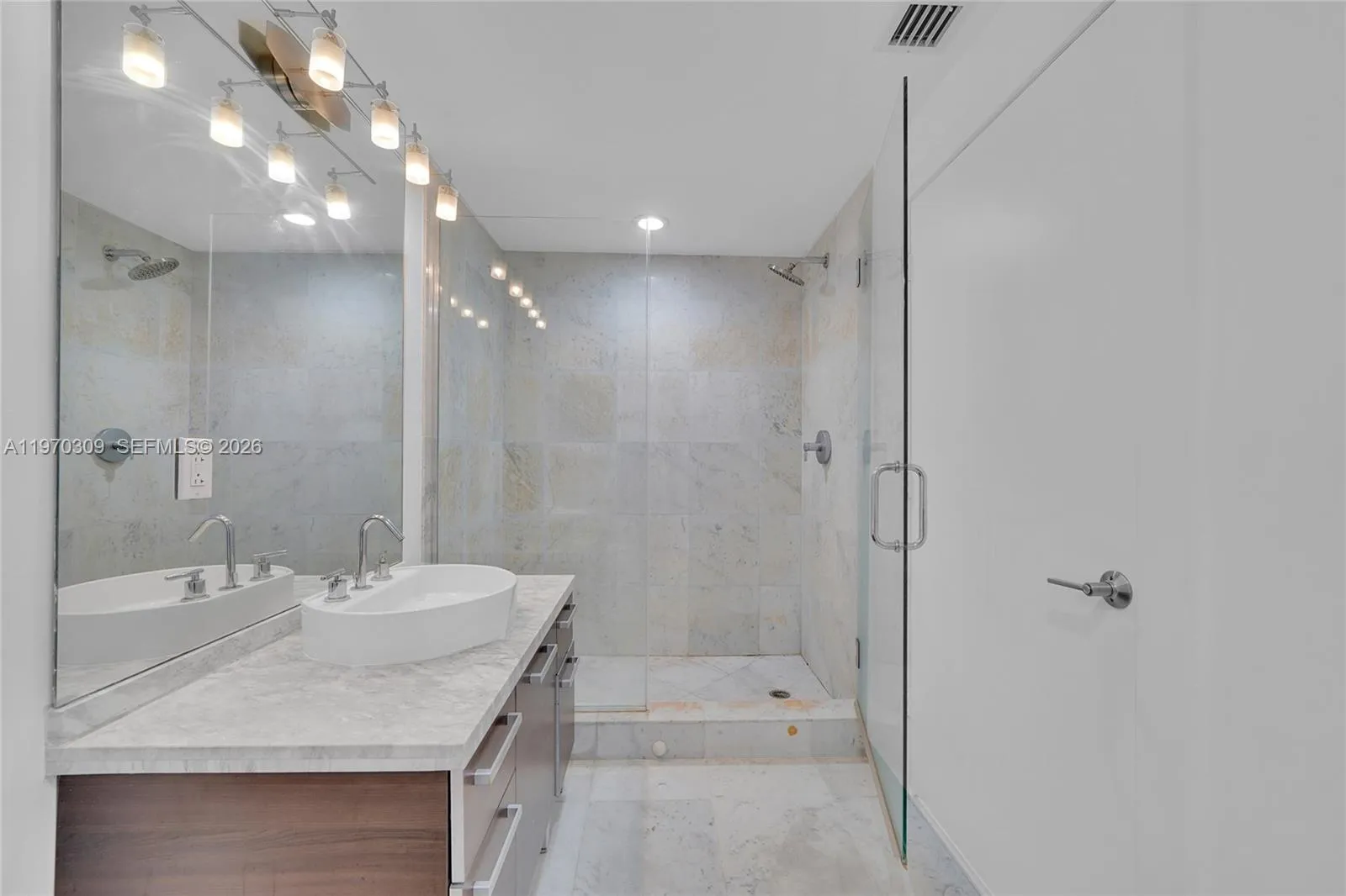 253 Ne 2nd St 3106, Miami, Florida 33132, Miami, Florida 33132, 1 Bedroom Bedrooms, ,1 BathroomBathrooms,Residential Lease,For Rent,253 Ne 2nd St 3106, Miami, Florida 33132,A11970309