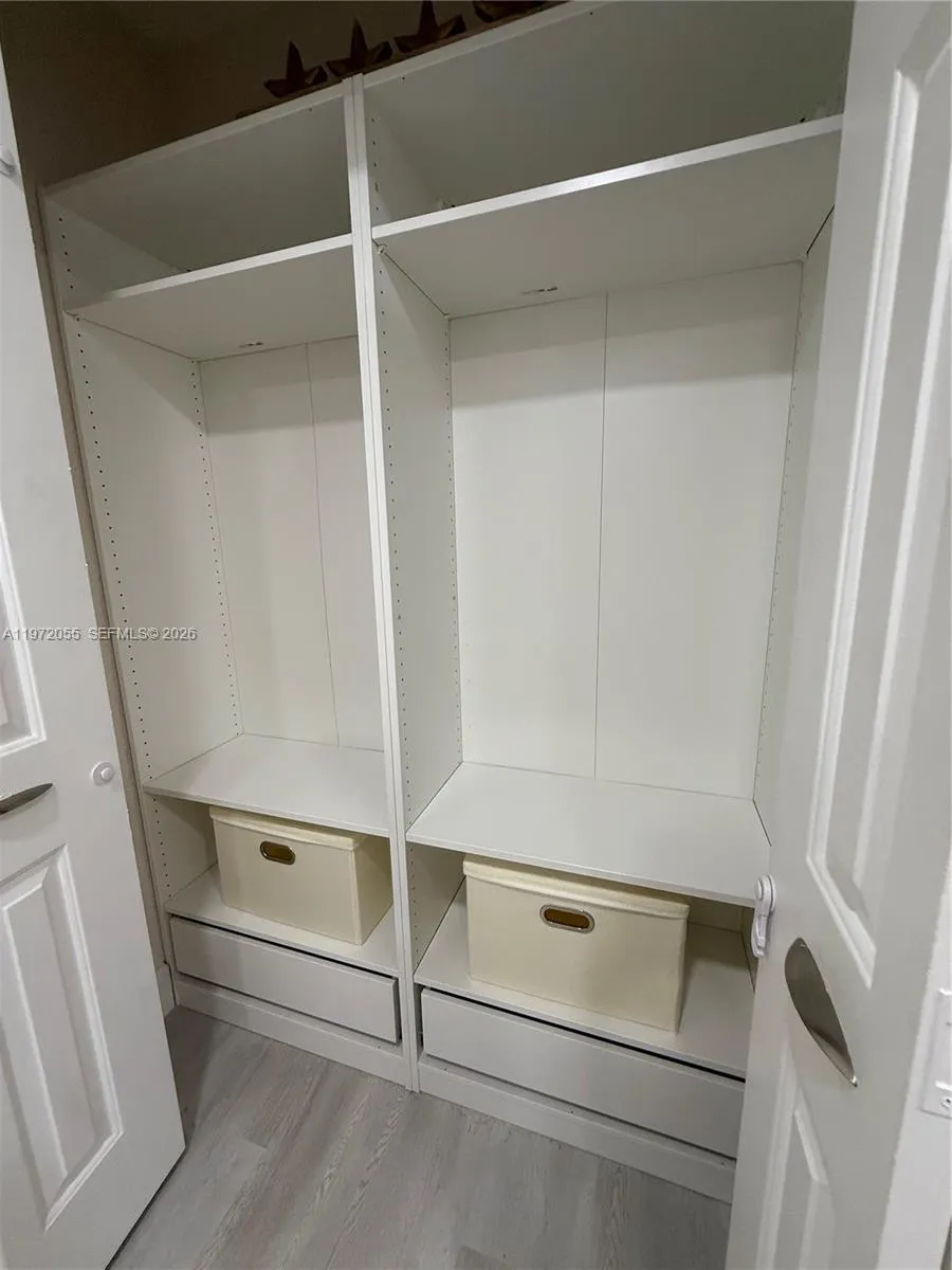 Guest bedroom 1 closet