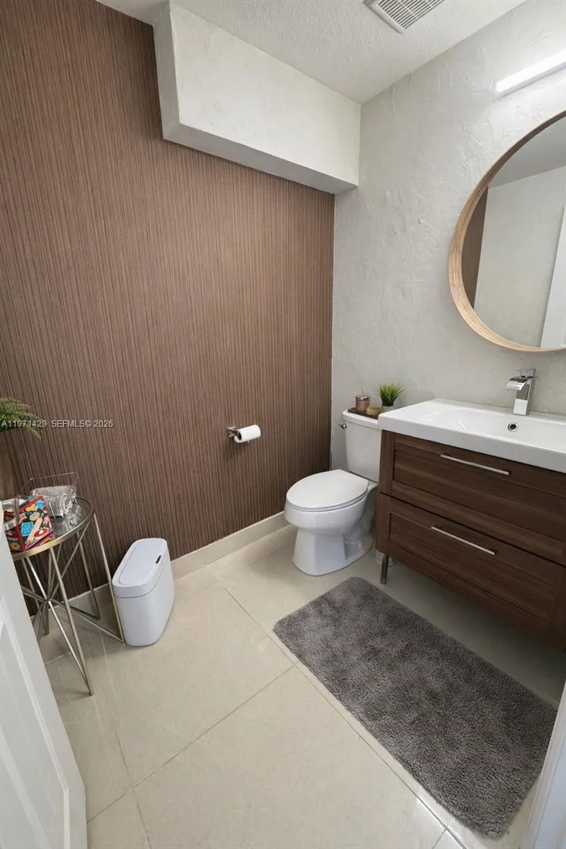 1st floor 1/2 bathroom