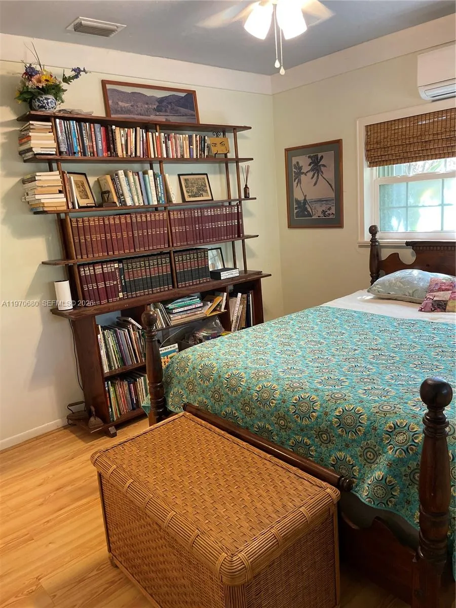 SECOND BEDROOM IN 4 BED/ 3 ABTH MAIN HOUSE