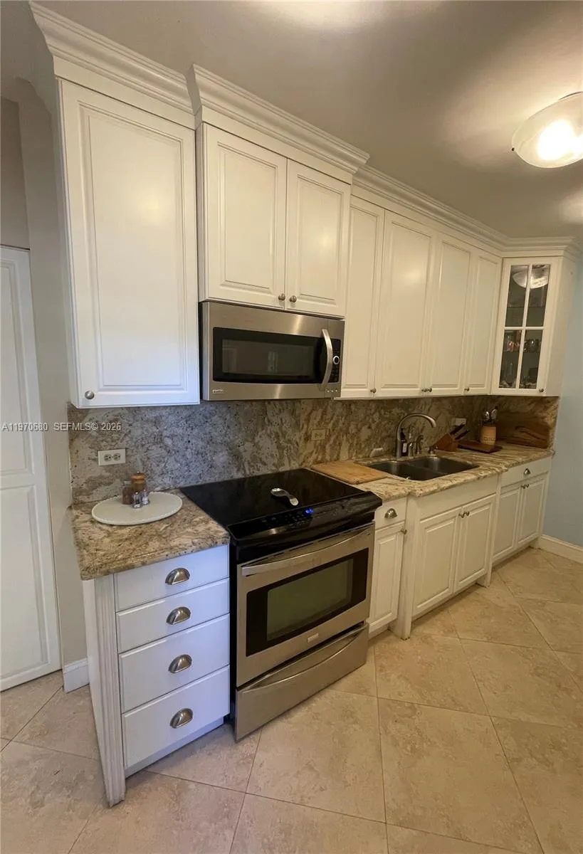 KITCHEN IN 4 BED/3 BATH MAIN HOUSE