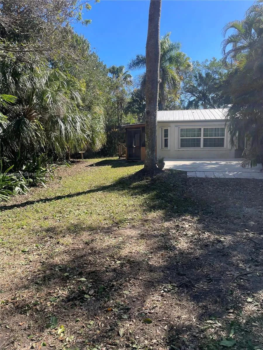 FRONT STUDIO APT WITH VIEW OF SIDE SCREEN PORCH