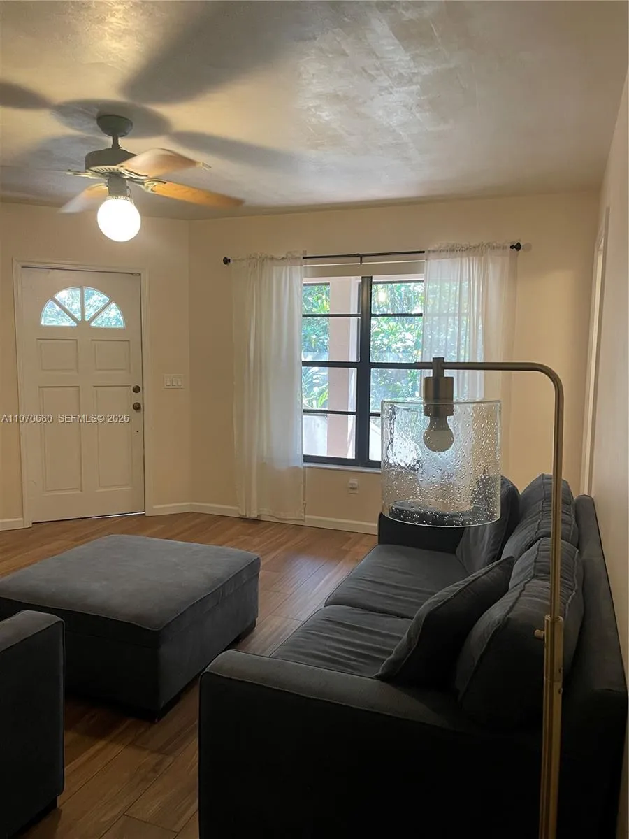 2 BED/2 BATH GUEST HOUSE LIVING ROOM