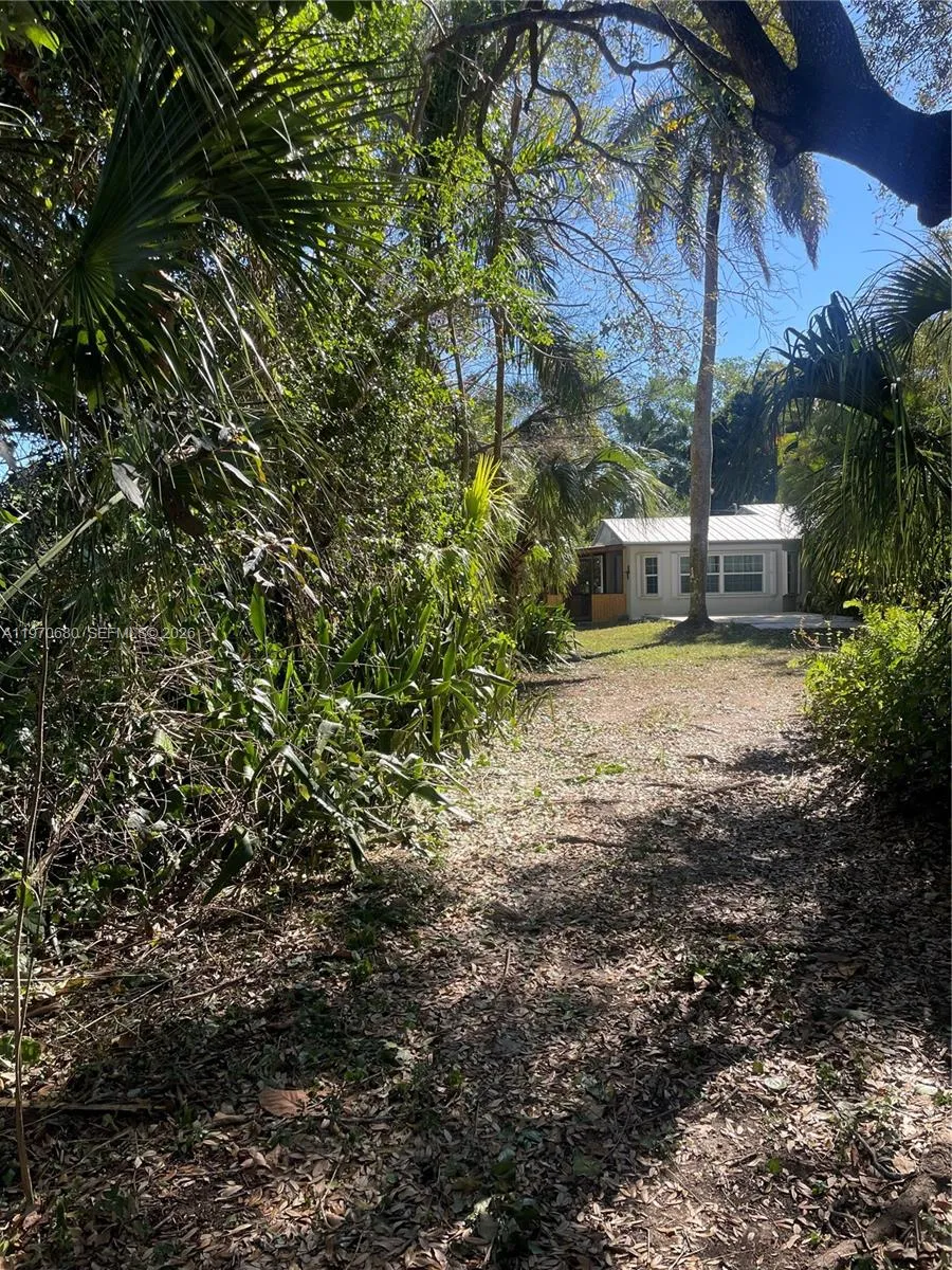 PRIVATE AND SEPARATE DRIVEWAY TO STUDIO APT LOCATED IN 4 BED/ 3 BATH HOUSE