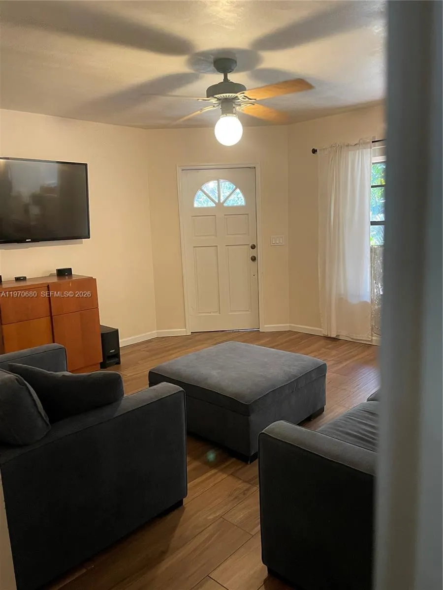 2 BED/ 2 BATH HOUSE LIVING ROOM