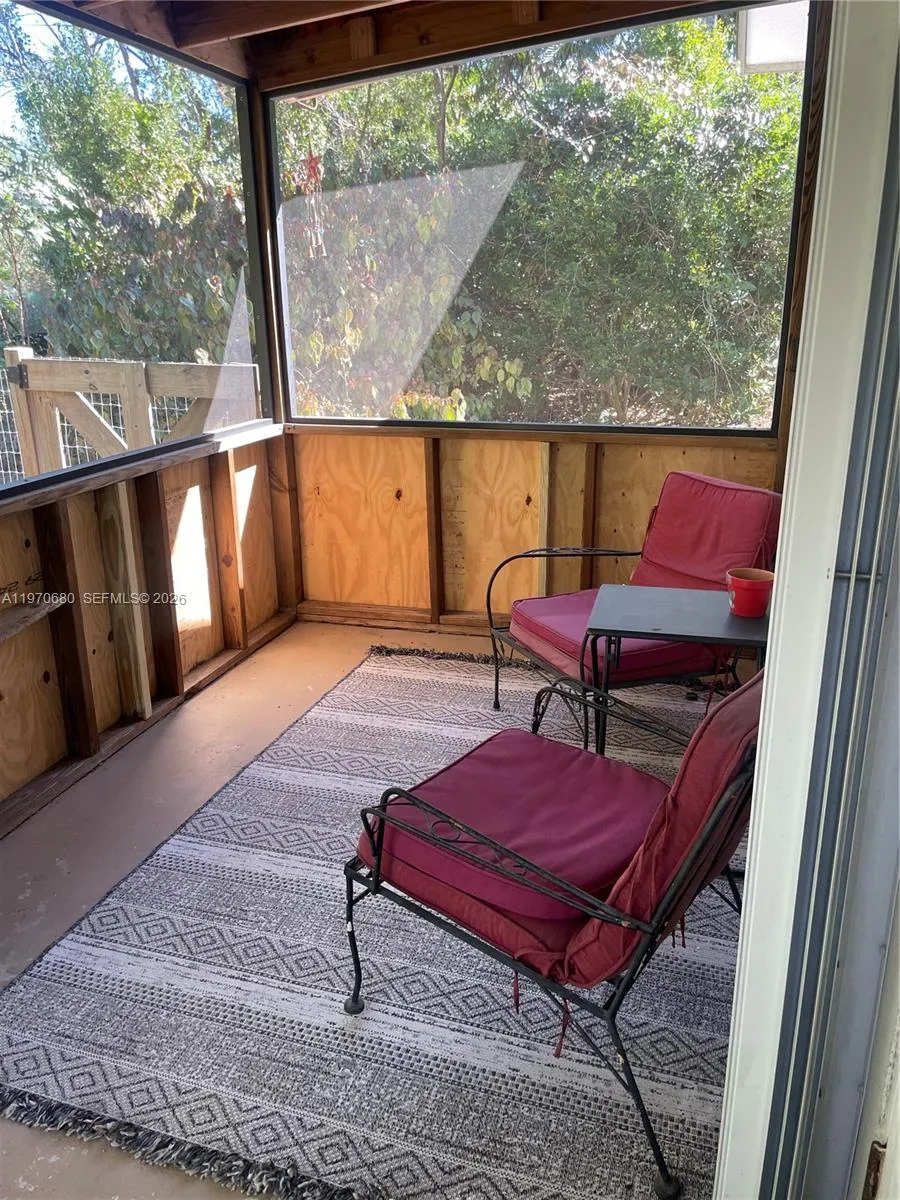 SIDE SCREEN PORCH STUDIO APT