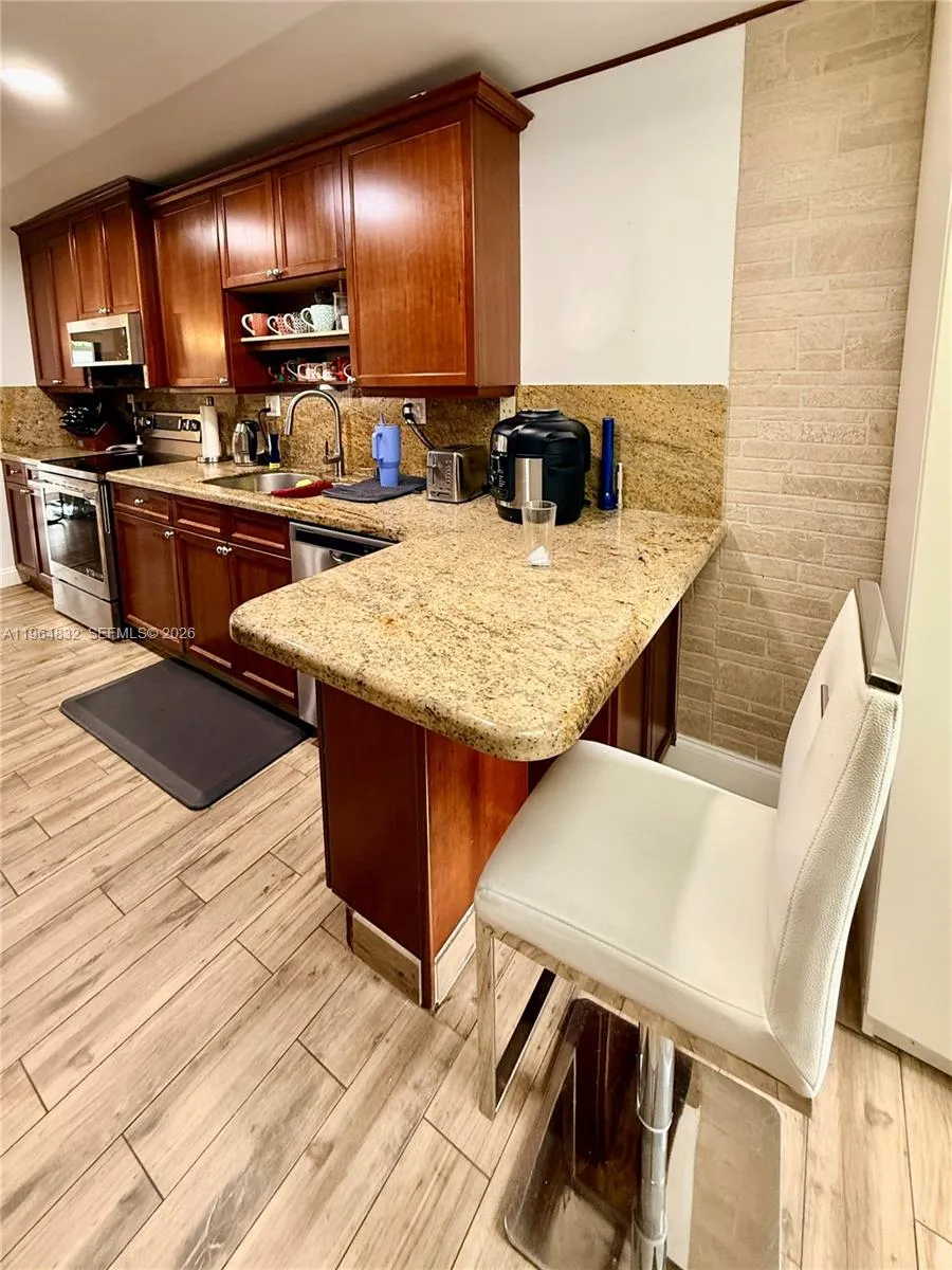 9717 N New River Canal Rd 406, Plantation, Florida, Plantation, Florida 33324, 3 Bedrooms Bedrooms, ,2 BathroomsBathrooms,Residential,For Sale,9717 N New River Canal Rd 406, Plantation, Florida,A11964832