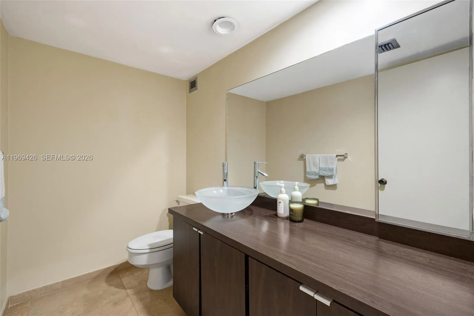 1915 Brickell Ave 1407, Miami, Florida 33129, Miami, Florida 33129, 3 Bedrooms Bedrooms, ,2 BathroomsBathrooms,Residential Lease,For Rent,1915 Brickell Ave 1407, Miami, Florida 33129,A11969426