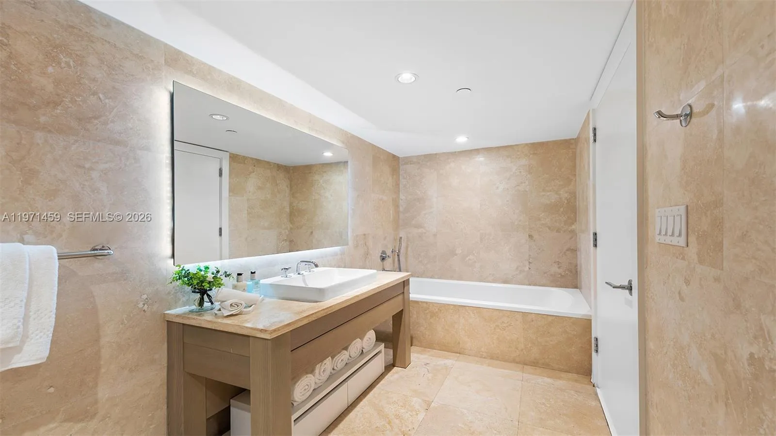 102 24th St 904, Miami Beach, Florida 33139, Miami Beach, Florida 33139, 3 Bedrooms Bedrooms, ,3 BathroomsBathrooms,Residential,For Sale,102 24th St 904, Miami Beach, Florida 33139,A11971459