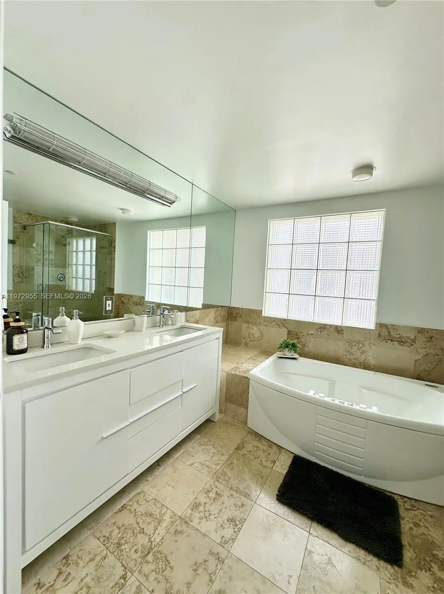 1455 Ocean Dr 1211, Miami Beach, Florida 33139, Miami Beach, Florida 33139, 1 Bedroom Bedrooms, ,2 BathroomsBathrooms,Residential Lease,For Rent,1455 Ocean Dr 1211, Miami Beach, Florida 33139,A11972955