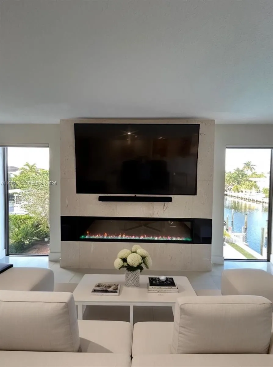 Hug LR w/fireplace & water views